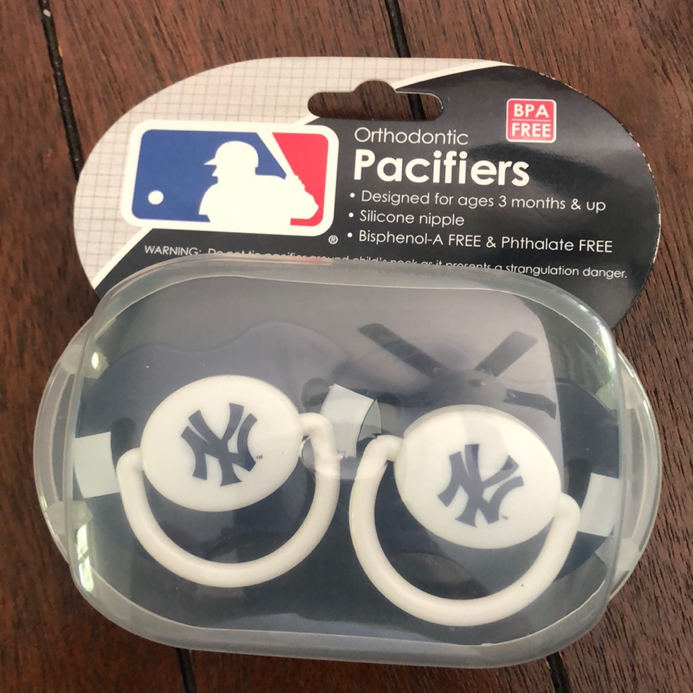 NWT NYY pacifiers
